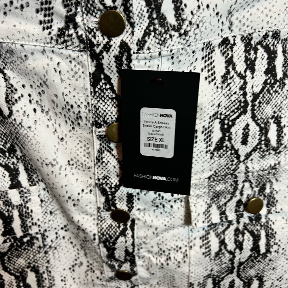 Grand is fashion nova with the size XL color is a Faux snakeskin black and white